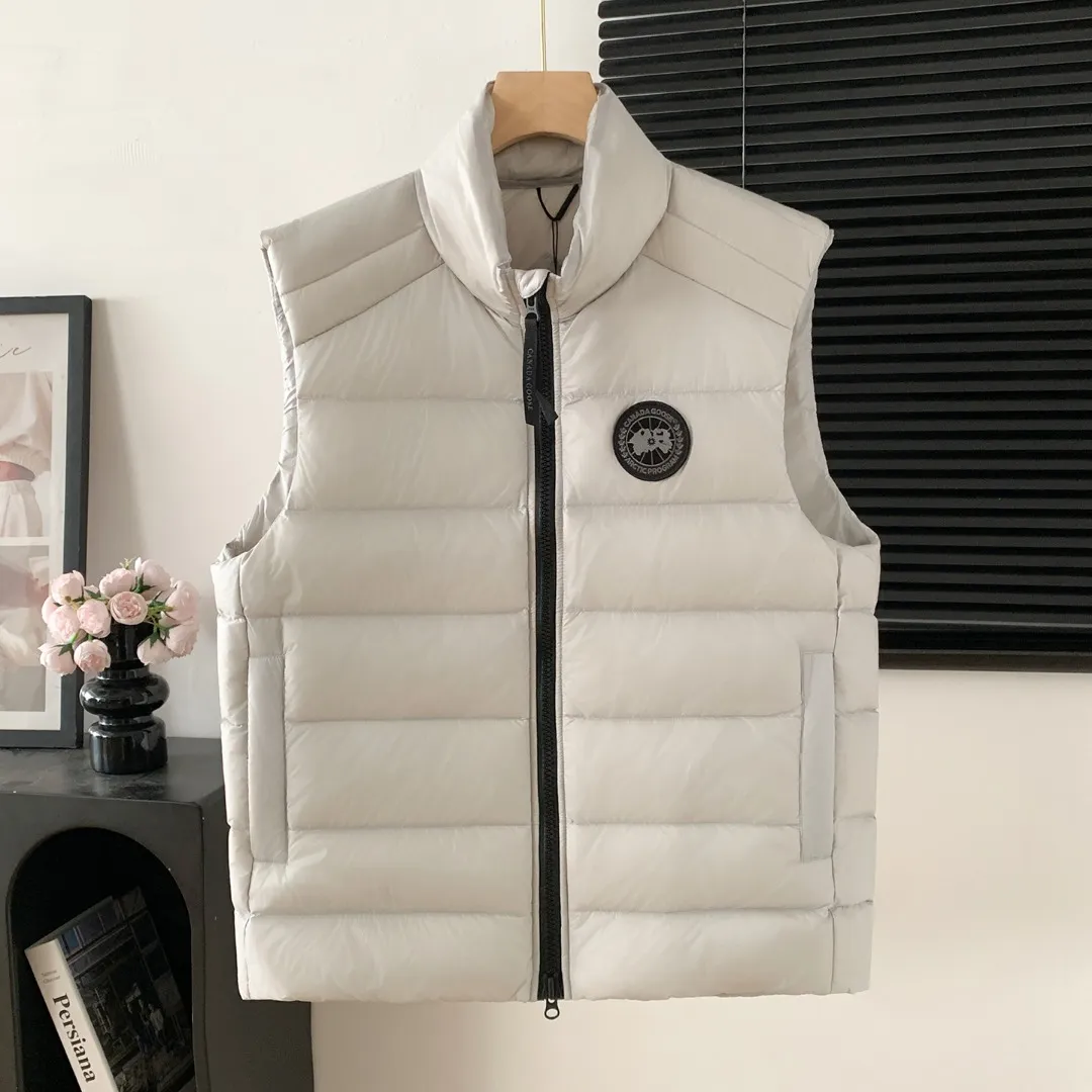 Style number: Y 77 Canadian brand Canada Goose men's and women's CROFTON lightweight down vest 2229M DWR water-repellent treatment Wind Wall windproof fabric Filled with down content Original mold opening Details one-to-one production Beautiful upper body effect Exclusively available on the Xiaohongshu purchasing platform The highest version on the market Sizes: XS S M L XL XXL